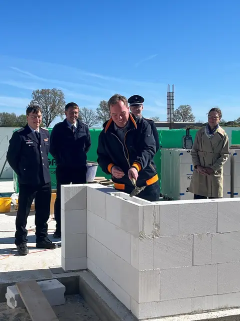 Von links: Martin Porth (Ortsbrandmeister), Nils Weselmann (stellvertr. Ortsbrandmeister), Bürgermeister André Wiese, Uwe Ehlers (Stadtbrandmeister), Hendrike König (Ortsvorsteherin) | Foto: Stadt Winsen