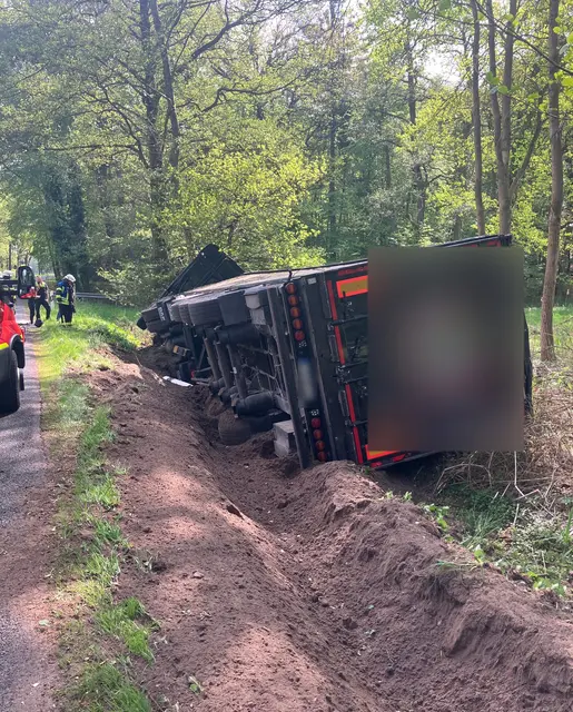 Der LKW kollidierte mit mehreren Bäumen und blieb auf der Seite liegen | Foto: Polizeiinspektion Rotenburg