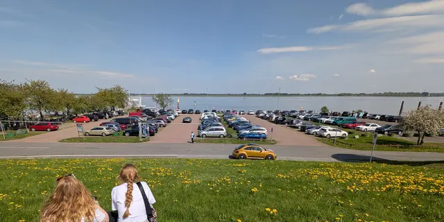 Der Parkplatz des Lühe-Anlgers am vergangenen Sonntag. Es gab keine freien Plätze mehr | Foto: jd