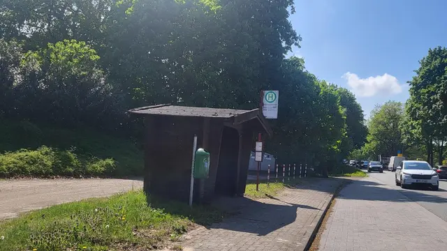 Zur nächsten Ampel führt kein Fußweg, der hört hinter dem Bushäuschen auf