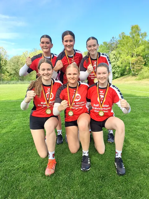 Die U18-Faustballerinnen des MTV Wangersen gewannen bei den Spielen in Schneverdingen die Bezirksmeisterschaft. | Foto: MTV Wangersen