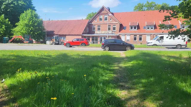 Ein Trampelpfad zeigt den Weg, den die Kinder morgens und nachmittags zurücklegen