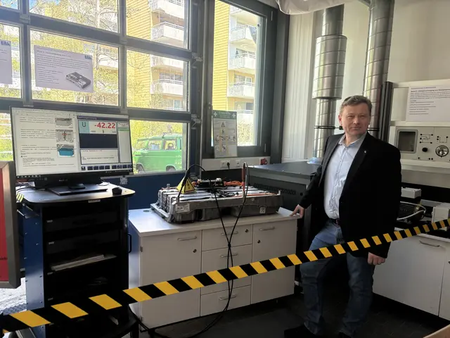 Johann Tuscher (45) an der Hochvolt Batterie eines Golfes 7 GTE | Foto: sts