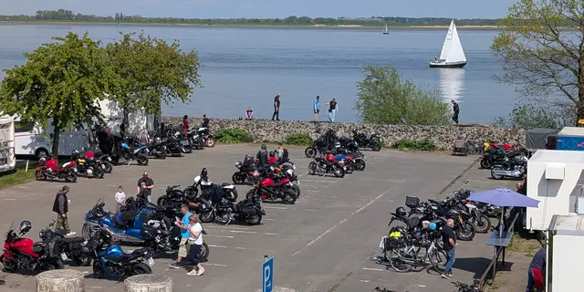 Auch etliche Biker hatten sich auf den Weg zum Lühe-Anleger gemacht | Foto: jd