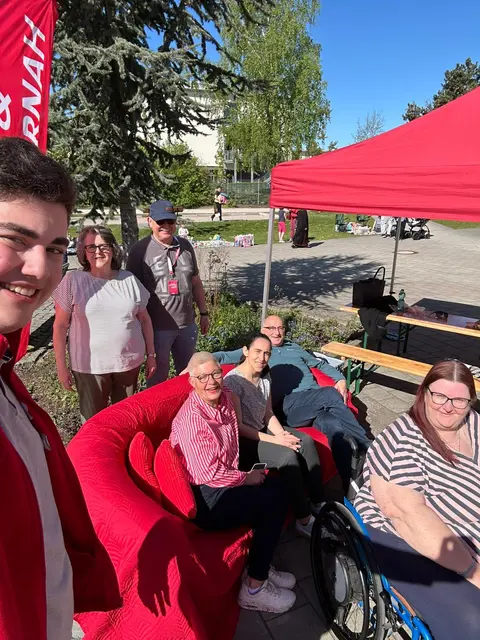 Gespräche auf der „roten Couch“: Beim SPD-Flohmarkt am 1. Mai nutzten zahlreiche Besucherinnen und Besucher die Gelegenheit zum Austausch bei bestem Frühlingswetter | Foto: SPD Neu Wulmstorf