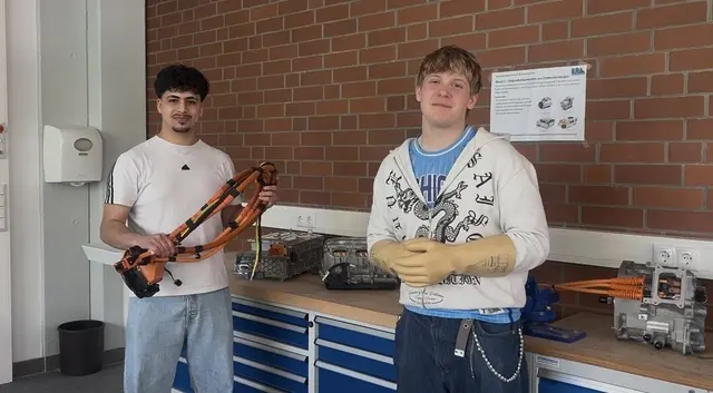 Omar Aljawal (21) und Jakob Liepkins (18) sind beide im zweiten Lehrjahr als Kfz Mechatroniker im Bereich der Systemhochvolttechnik | Foto: sts