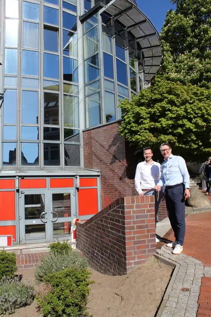 Sparkassenvorstand Michael Senf (re.) und Bereichsdirektor Privatkunden Manuel Bossemeyer vor dem neuen Eingang zum SB-Kundenbereich während der Bauphase | Foto: sb