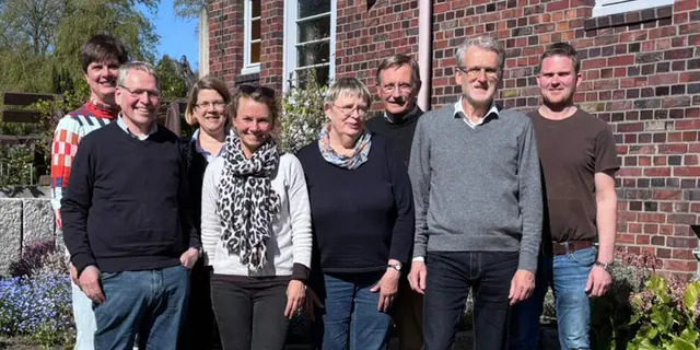 Der Vorstand des Fördervereins Horstfriedhof im Kreis der Gründungsmitglieder: die Vorsitzende Hilke Ehlers (hi. li.), 
Kassenwart Jürgen Fischer (vo. li.) und der stellv. Vorsitzende Jörn-Martin Schöning (3. v. re.) | Foto: Förderverein