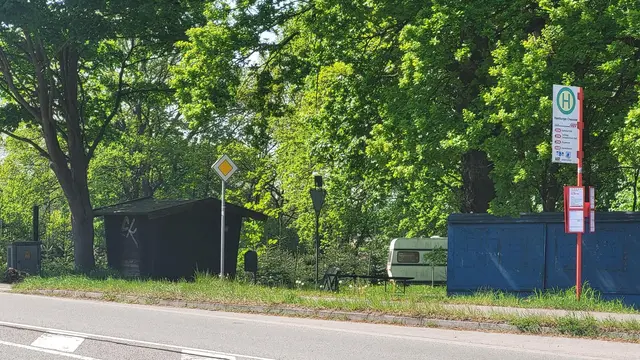 Das Bushäuschen an der Haltestelle in Richtung Buxtehude ist ein ganzes Stück von der Bushaltestelle entfernt. Sollten sich die Kinder dort unterstellen, werden sie vom Busfahrer / der Busfahrerin nur schwer gesehen