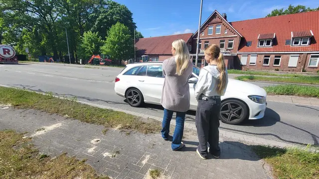 An dieser Selle überqueren die Kinder die B73 - Saskia Sturm-Gewies und ihre Tochter Lia warten darauf, dass die Autoschlang abreißt