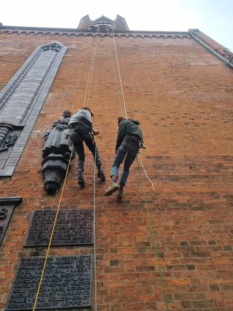 Test: Die Profikletterer beim Abseilen vom Kirchturm | Foto: Nordwandhalle Hamburg