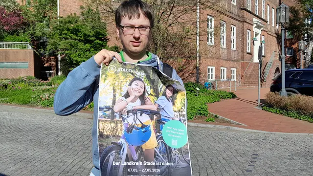 Stades Radverkehrsbeauftragter Moritz Renner mit einem Plakat zum diesjährigen Stadtradeln | Foto: Hansestadt Stade