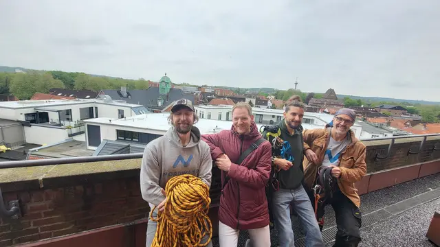Chrisu, Pastor Chris Hasemann, Kim und Jogi auf der Turmplattform, von der sich mutige Besucherinnen und Besucher abseilen dürfen