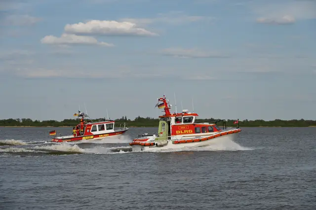 Das Stader Motorrettungsboot "Kiek ut" (li.) eröffnet in Belgeitung des Hamburger DLRG-Bootes "Greif 1" die Saison  | Foto: DLRG Stade