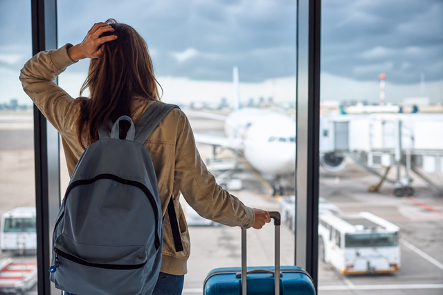 Unsicherheit am Flughafen – steigende Kerosinkosten und Flugänderungen können auch Pauschalreisende betreffen | Foto: KI-generiert