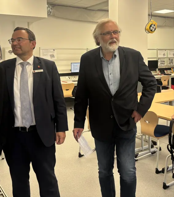 Thorsten Heinze, erster Kreisrat (v.l.) und Schulleiter der BBS Carsten Schröder | Foto: sts