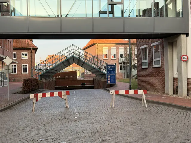 Zufahrt gesperrt: Die Parkgarage Am Sande in Stade bleibt noch länger geschlossen | Foto: Malte Neumann