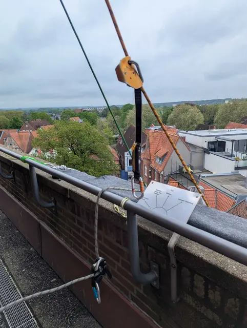 Über diese Brüstung müssen die Kletterer steigen | Foto: Nordwandhalle 