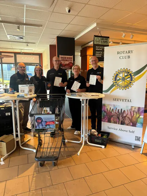 Die "Kauf-eins-mehr- Aktion" vom Rotary Club Seevetal war ein voller Erfolg | Foto: RC Seevetal