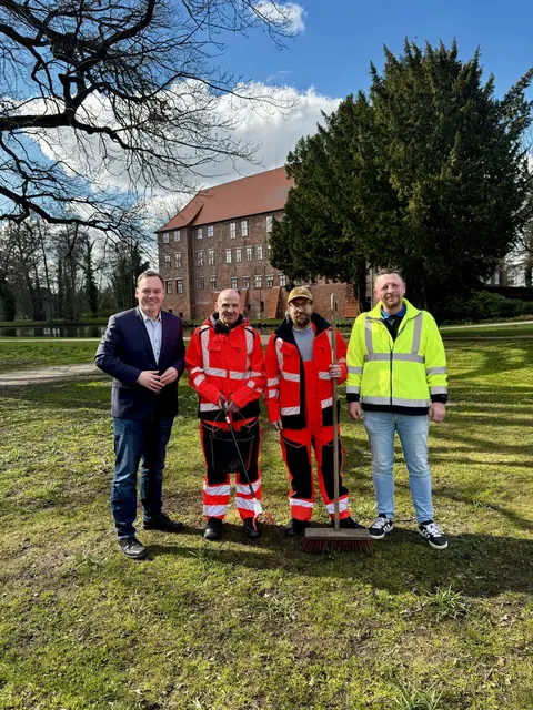 Von links: Bürgermeister Andre Wiese, Burghardt Holzaufderheiden, Steffen Gehrdau und Leiter des Bauhofs Ronny Bäumer | Foto: Stadt Winsen