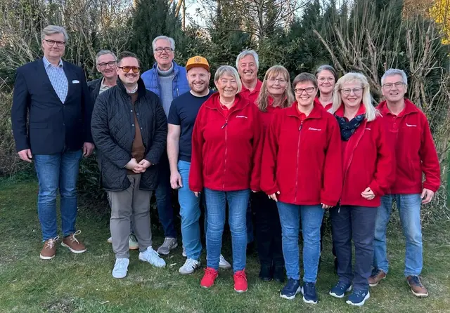 Viele Menschen aus unterschiedlichen Vereinen und Serviceclubs verkaufen ehrenamtlich Getränke an der Marienbühne für den guten Zweck | Foto: Konzerte in Winsen e.V.