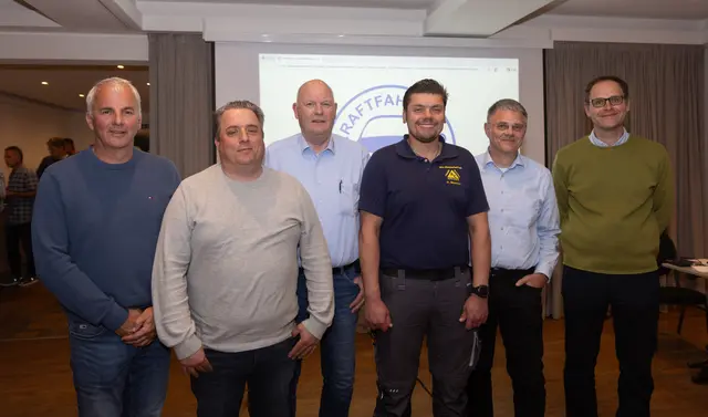 Der neu gewählte Vorstand der Kfz-Innung, um Obermeister Joachim Czychy (3.v.l.): Uwe Speckin (stelvertretender Lehrlingswart, v.l.), Mirco Bardowicks (Vertreter der freien Werkstätten), Lehrlingswart Hendrik Beecken, Schriftführer Stefan Waltemode und Arndt Weigel (stellvertretender Obermeister).  | Foto: ks