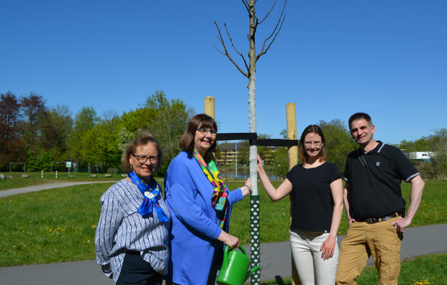  Die offizielle Übergabe der Bäume mit  Bärbel Leuenroth (v.l.) und Präsidentin Claudia Hüsgen vom Lions Club Buxtehude Franziska v. Oldershausen sowie Klimaanpassungsmanagerin Linda Malessa und Jörn Pöpke von der Fachgruppe Straßen und Grünanlagen der Hansestadt Buxtehude | Foto: Hansestadt Buxtehude