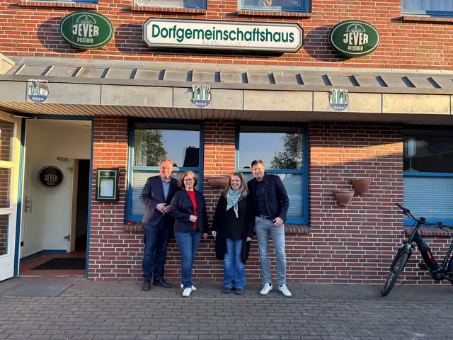 Von links: Bürgermeister André Wiese, Ratsfrau Christine Glawe, Annette Kirchberg-Godemann und Ortsvorsteher Hans-Christian Wedemann. | Foto: Foto Stadt Winsen