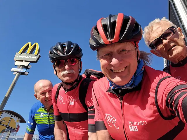 Ein Selfi an der dritten Kontrolle: Jens Lorenz Dethleffs (v. re.), Volker Luga und Martin Preuss vom Ollanner Radteam und Gastfahrer Henning Handorf  | Foto: Ollanner Radteam
