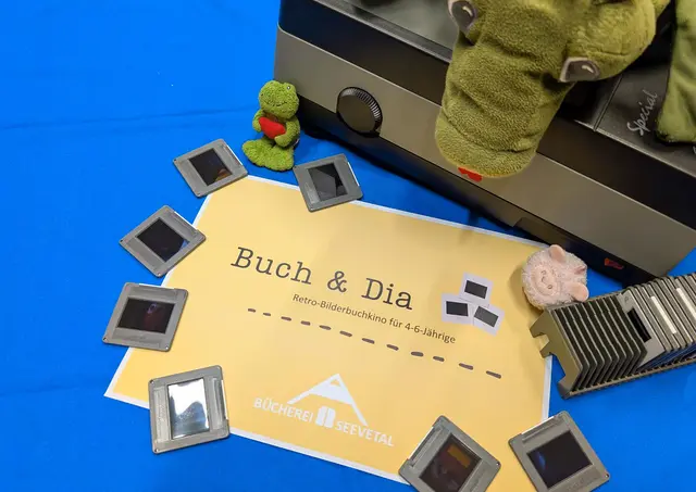 Retro Bilderbuchkino mit Dia-Projektion für Kinder in der Bücherei Seevetal | Foto: Buecherei Seevetal