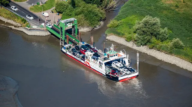 Die Elbfähre am Anleger in Wischhafen. Der Fährbetreiber sieht seine wirtschaftliche Existenz durch den künftigen Elbtunnel gefährdet | Foto: Martin Elsen/nord-luftbilder.de