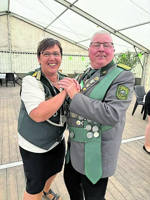 Das scheidende Königspaar Thomas Hagenah und Marlies Suhr | Foto: SV Jägerlust