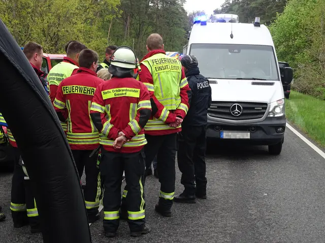 Einsatzkräften bei der gemeinsamen Lagebesprechung vor Ort | Foto: Pressestelle Feuerwehr Samtgemeinde Hanstedt