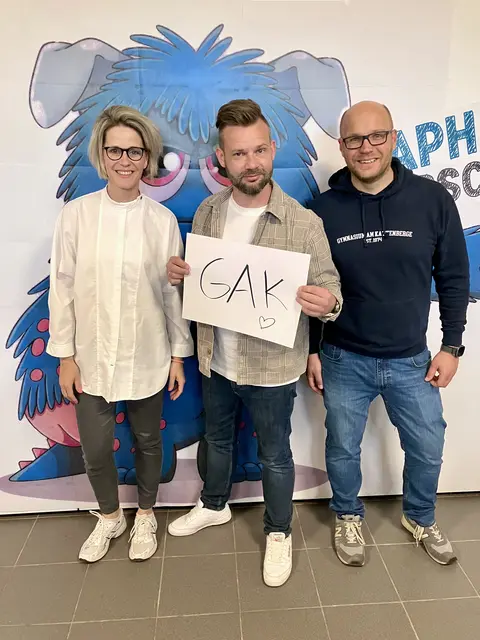 Raphael Kirsch mit GAK-Schulleiterin Linda Steuber und ihrem Stellvertreter Fabian Hammerschmidt (rechts). | Foto: GAK