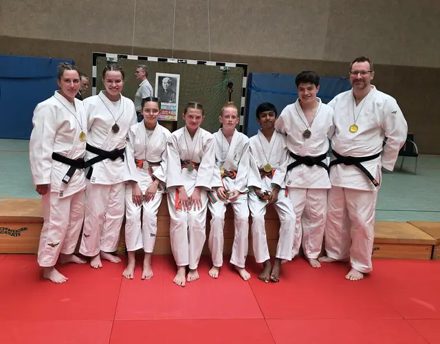Mit glitzernden Medaillen belohnt (v.l.): Carolin Charina Jeromin, Jette Buchholz, Victoria da Silva Sehm, Celine Packeiser, Johannsen, Gondaliya, Laurenz Degener,  und Martin Etter | Foto: HSV Stöckte
