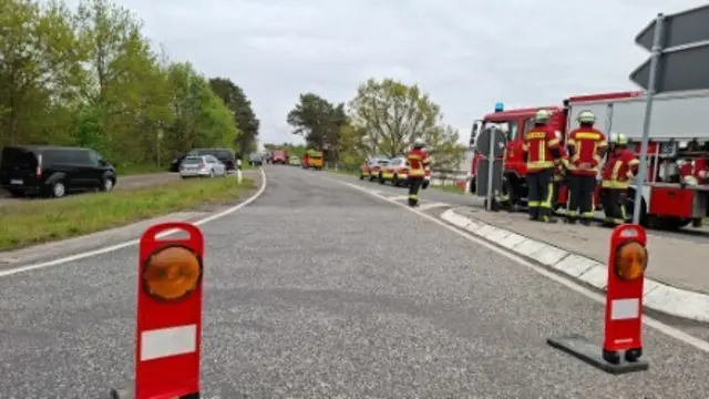 Die Zufahrt zum Rasthof auf der westlichen Seite der A7 war
zeitweise nicht möglich | Foto: Jan Koch