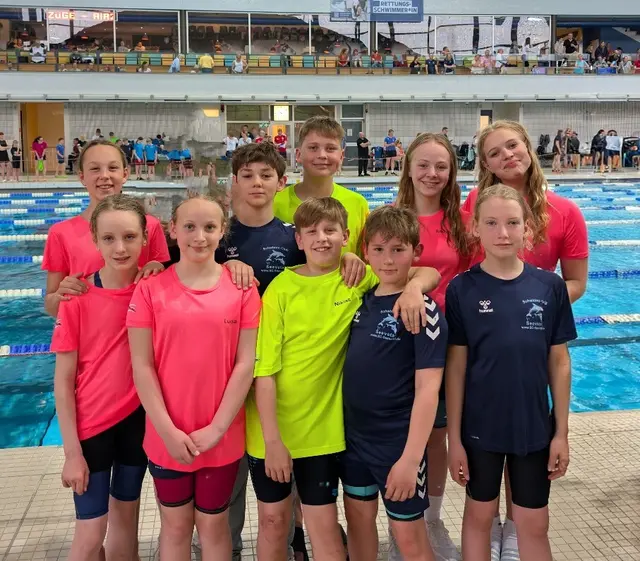 Qualifiziert haben sich (hintere Reihe v.l.): Lara Hoffrichter, Benedict Menk, Aaron Jessen, Amelie Walther, Mira-Karoline Müller. Und (vorne v.l.): Katharina Linge, Luisa Walther, Niklas Freund, Lennart Menk und Olivia Schönberg (alle vom SC Seevetal)
  | Foto: KHL