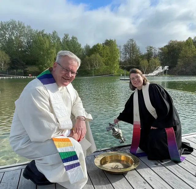 Pastor Markus Kalmbach (li.) und Flore Duda bereiten das Becken im Naturbad Winsen für das Tauf-Fest vor | Foto: Kirchenkreis Winsen