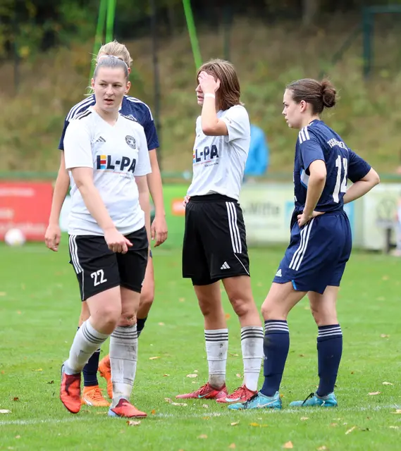 Fabienne Stejskal (li.) brachte die Jesteburger Fußballfrauen in der 19. Spielminute mit 1:0 in Führung | Foto: cc