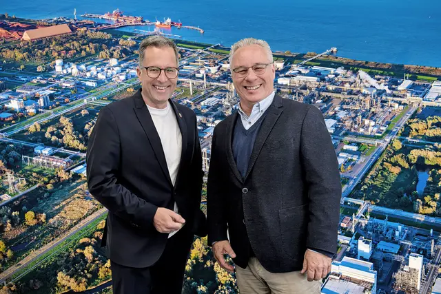 Setzen sich gemeinsam für die Zukunft des Indurstriestandortes Stade ein: Landrat Kai Seefried (li.) und Projektkoordinator Stephan Engel | Foto: jd / Martin Elsen (nord.luftbilder.de)