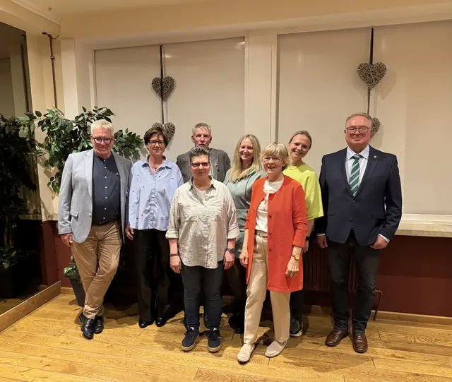 Der im Amt bestätigte Vorstand des Reit- und Fahrsportvereins Sieversen (hintere Reihe v.l.): Carsten Witt, Andrea Steinert, Christian Witt, Sarah Warzecha, Michelle Wolf, Hans-Joachim Giebel, sowie (vorne v.l.): Dunja Hess und Gisela Böttcher
 | Foto: RFS