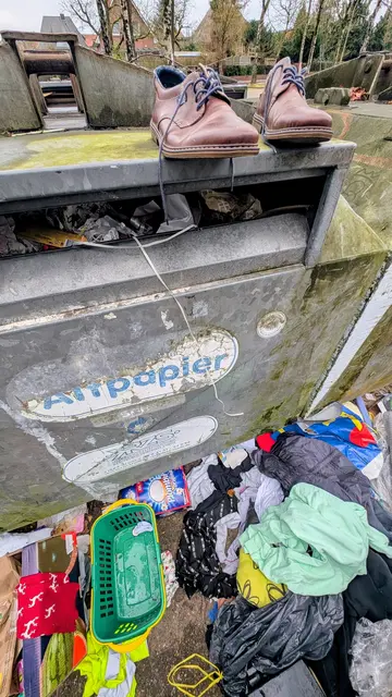 Bei diesem Container in Harsefeld hat wohl jemand Altkleider und Altpapier verwechselt. Vielleicht war es ja auch eine "Protest-Entsorgung", weil es kaum noch Allkleidercontainer gibt | Foto: jd