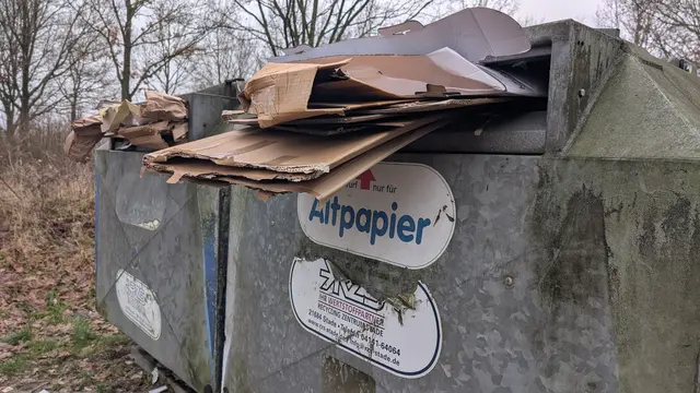 Auch hier geht nichts mehr: Die Suche nach einem leeren Altpapiercontainer kann im Landkreis Stade zu einer Odyssee werden | Foto: jd