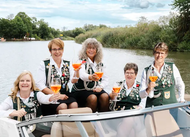 Damenkönigin mit Adjutanten v.l.n.r.:  Katrin Wegener-Rehder, Kerstin Meyer, Silke Busch,  Monika Köpke und Astrid Lindemann  | Foto: Katrin Wegener-Rehder