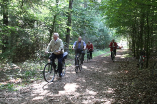 Manche kommen mit dem Auto, andere reisen mit dem Fahrrad in den Wald zum Gottesdienst | Foto: Detlef Beneke