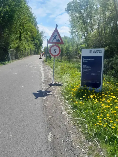 Die Seitenstreifen im Zufahrtsbereich zum Kompostplatz Drage werden neu befestigt | Foto: Landkreis Harburg
