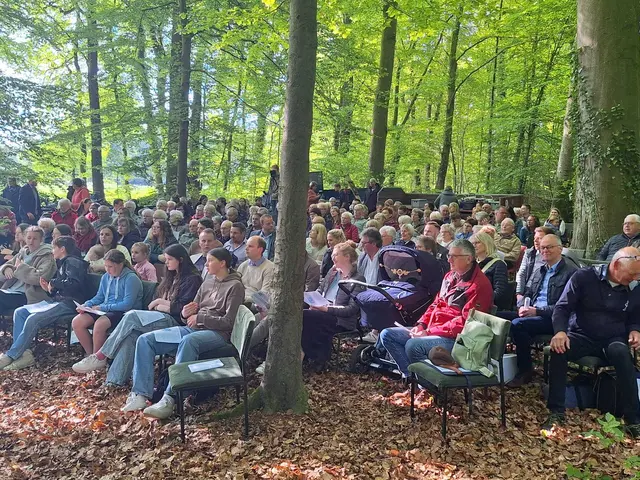 Ein seltener Anblick, aber mittlerweile eine jährliche Tradition: Der Gottesdienst zu Himmelfahrt im Wald bei Bokel | Foto: Detlef Beneke