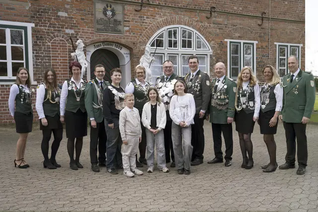 Alle Würdenträger: v.l.n.r. Beste Dame der Jungschützen: Imke Hamm / 
Jungschützenkönigin: Anna Heinsohn / Papageienkönigin: Christine Blokisch / Vogelkönig der 
Jungschützen: Ben Buchholtz / Kinderkönig: Julian Quast / Königin: Petra Diercks / König: Ulf Stelling / 
Jungschützenkönig: Jacob Rohland/ Vogelkönig: Frank Böttcher / Damenkönigin: Katrin Wegener�Rehder / Beste Dame: Wiebke Suhr / König der Jungschützenkönige: Jan-Peter Suhr / vorn v.l.n.r Kinder
Vogelkönig: Linus Palm / Königin des Kinderkönigs: Marie Wegener / Kinder Beste Dame: Lilly Fey 
 | Foto: Lohmann