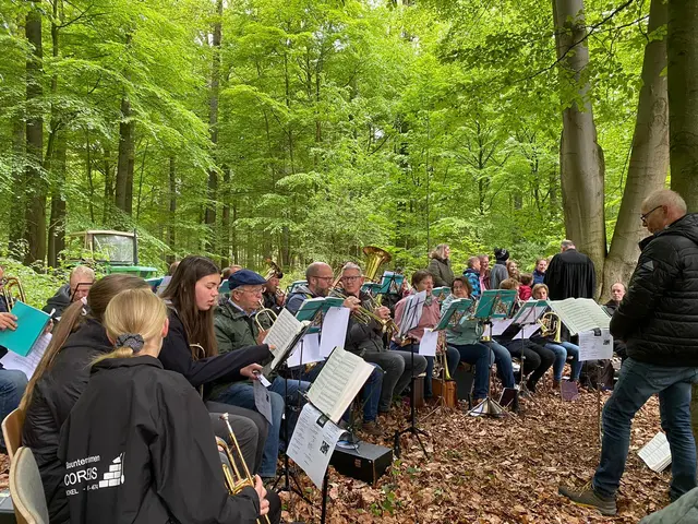 Der Posaunenchor begleitet den Himmelfahrtsgottesdienst im Wald | Foto: Detlef Beneke