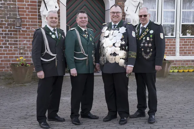 König mit Adjutanten mit Adjutanten v.l.n.r. Marcus Busch, Hauke Oehms , Ulf Stelling und Uwe Köpke | Foto: Lohmann